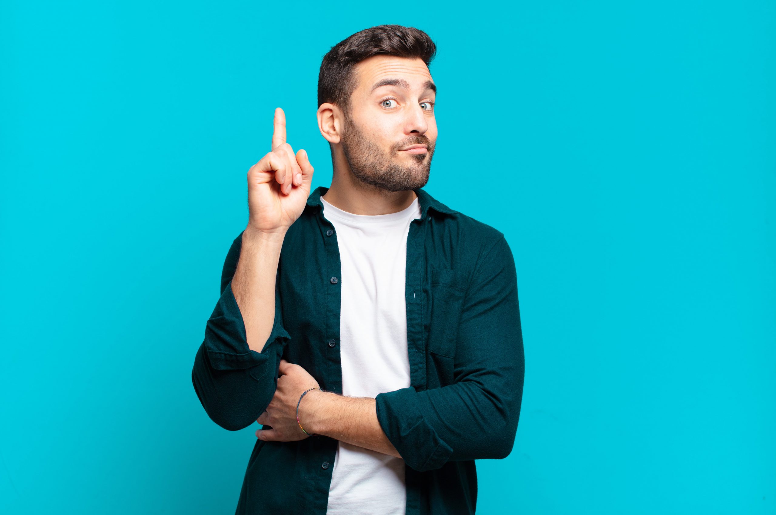 bel-homme-blond-adulte-se-sentant-comme-genie-tenant-fierement-doigt-air-apres-avoir-realise-excellente-idee-disant-eureka-min